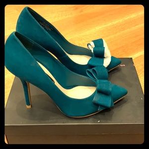 Steven Ravesh bow green/teal heels